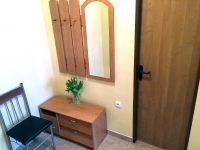 předsíň apartmánu s ledničkou